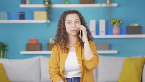 Glückliche-Junge-Frau,-Die-Am-Telefon-Spricht.