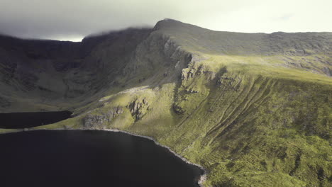 Hermosa-Antena-De-Tierras-Altas-Irlandesas-Con-Césped-Cubierto