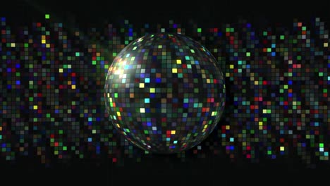 una bola de discoteca brillante con un patrón de mosaico colorido