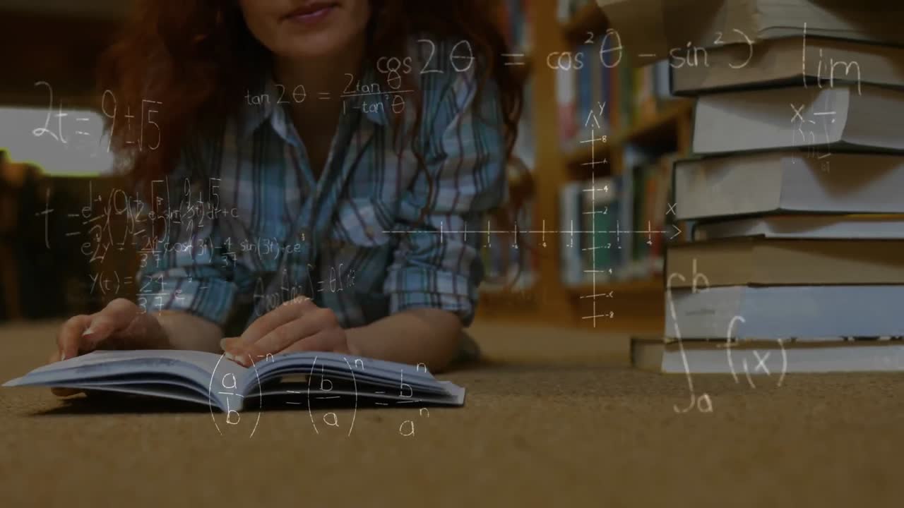 estudiante tendido en el suelo y leyendo un libro