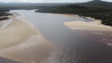 Vista-Aérea-De-Un-Río-Con-Barras-De-Arena-Cerca-Del-Océano