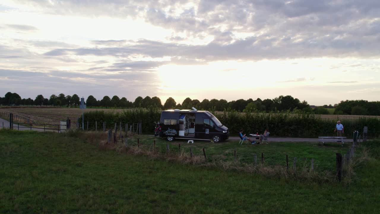 Campagna di Valkenburg al tramonto con camper