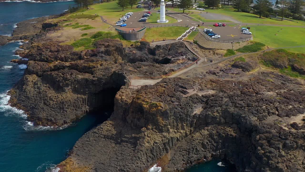 호주 뉴 사우스 웨일즈의 해변에 있는 키아마 블로우홀과 바다 동굴 입구