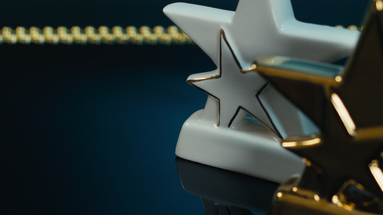 movimiento oro y estrellas blancas, fondo azul abstracto