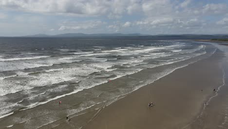 Drohnenaufnahme-Eines-Surfstrandes-In-Irland