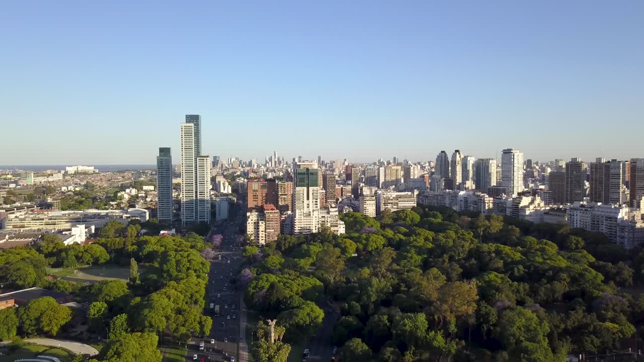 bajada aérea de hermosos parques y el horizonte de buenos aires a la hora dorada