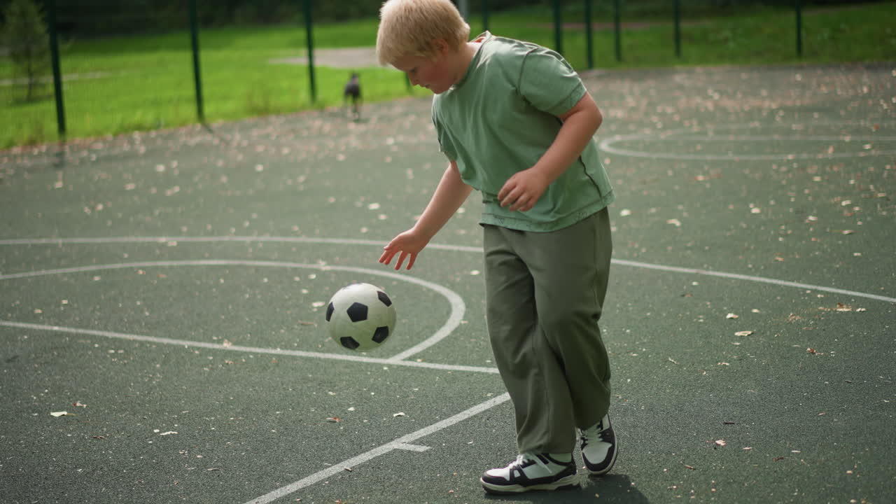 Criança driblando bola com adulto pulando perto, jovem manuseando bola de basquete enquanto adulto salta em parque ao ar livre, menino controlando bola enquanto adulto pula durante atividade esportiva familiar ao ar livre