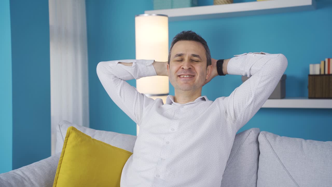 um homem pensativo a rir. ele parece feliz.