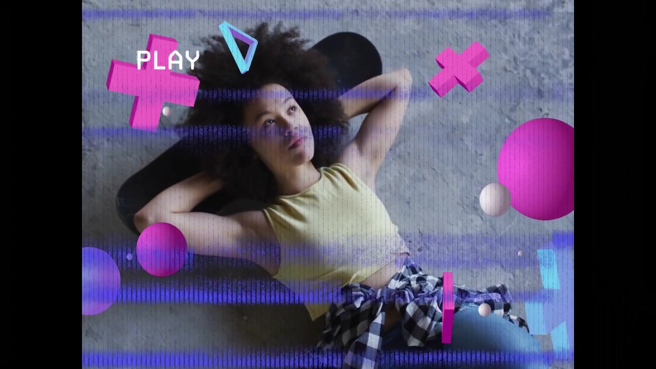 Donna sdraiata su una tavola, con la scritta PLAY che appare, sfere magenta e barre glitch che la sovrappongono, per il design