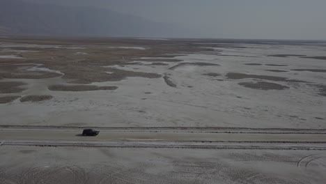 Disparo-Aéreo-De-Drones-Siguiendo-A-Un-Vehículo-En-El-Desierto-Del-Valle-De-La-Muerte