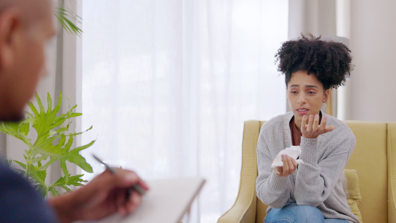 llorando, mujer y asesoramiento de psicólogo