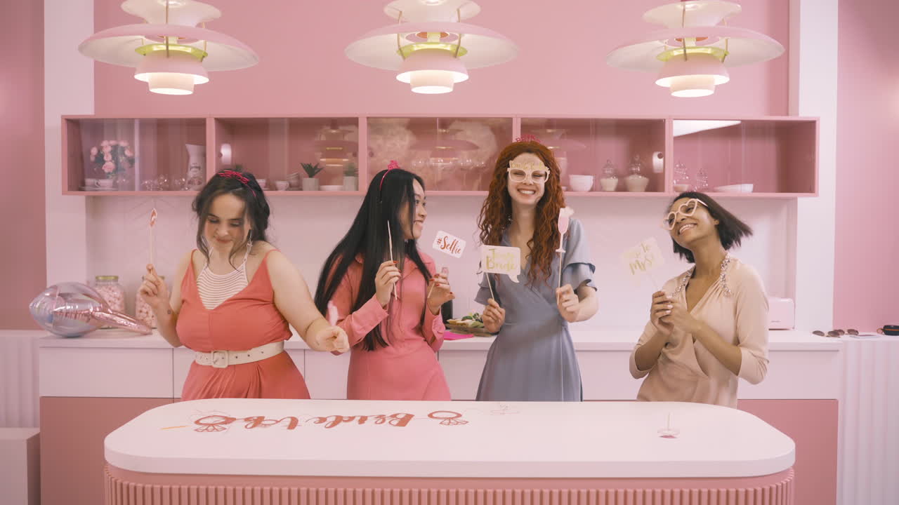 머리 장식을 하고 골판지 문구를 들고 있는 네 명의 여성