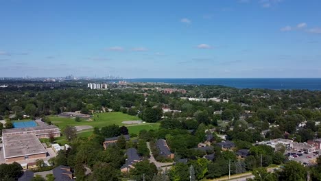 Drone-Volando-Sobre-Una-Escuela-Y-Un-Campo-Vecino-Cerca-Del-Lago-Ontario-En-Mississauga