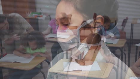 mujer con máscara de cara tosiendo contra la maestra que enseña en la clase