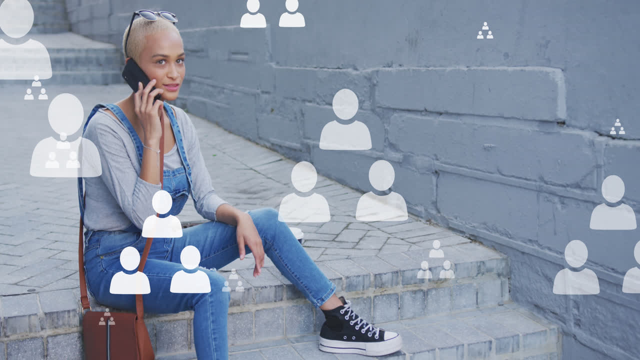 animación de iconos de redes sociales sobre mujeres biraciales que usan teléfonos inteligentes.