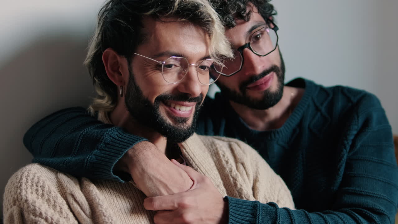 Coppia gay che si abbraccia in casa