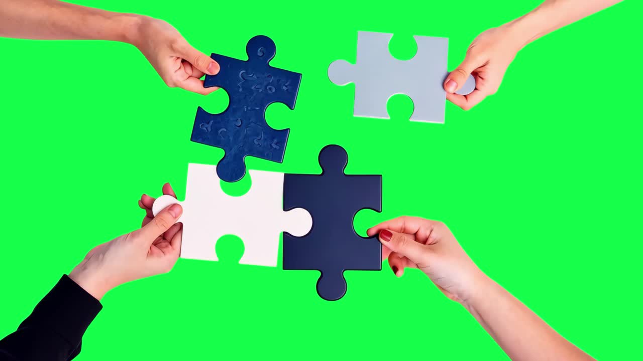 Animazione di mani che tengono pezzi di puzzle, video 4K trasparente, schermo verde