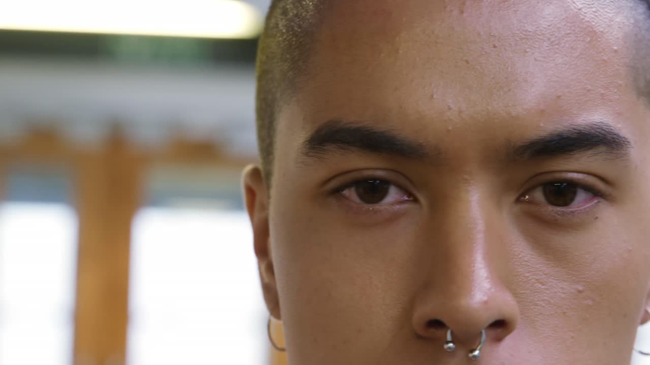 크리에이티브 사무실에서 일하는 젊은 남자