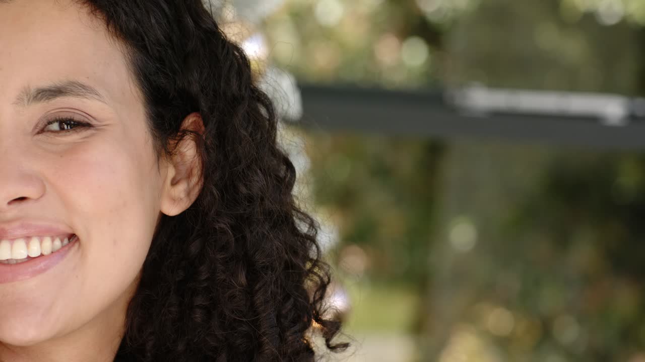 Donna ispirata da un albero delle feste innevato che ammicca e sorride mentre è in piedi vicino alla finestra, spazio per il testo