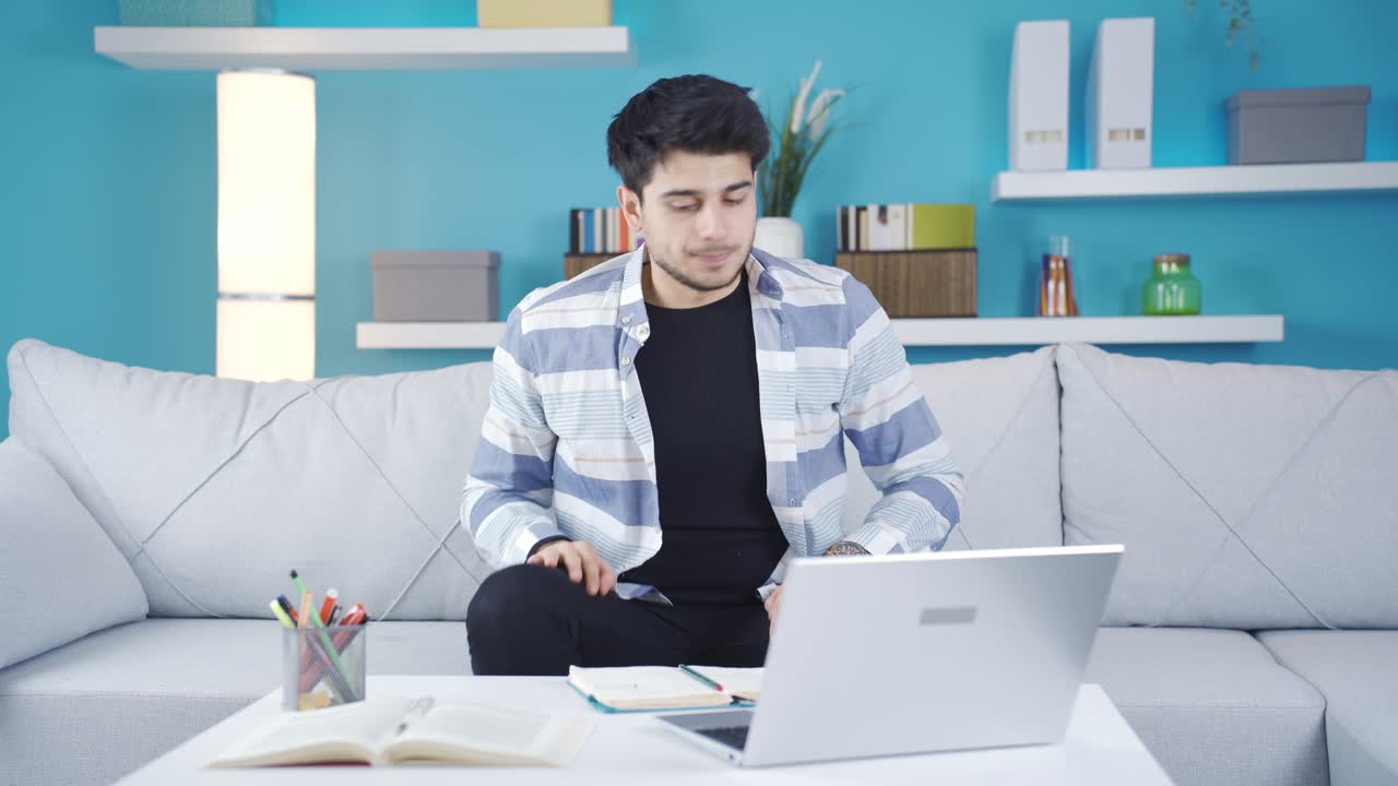 우울하고  ⁇ 은 젊은이가 집에서 기분이 좋지 않습니다.