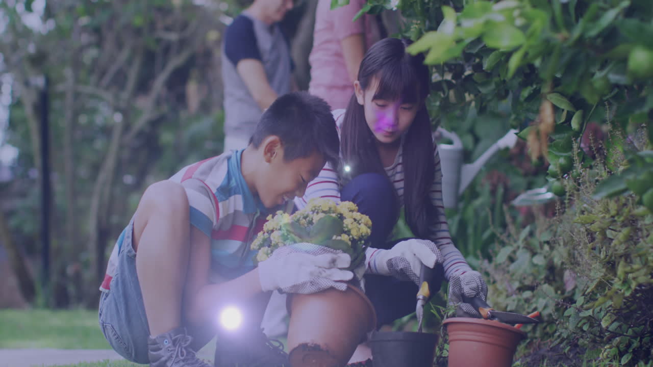 아시아 어머니와 아들이 정원에서 함께 정원 가꾸는 것에 대한 빛의 반점