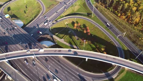 Vista-Aérea-De-Una-Intersección-De-Autopistas-Con-Senderos-De-Tráfico-En-Moscú.