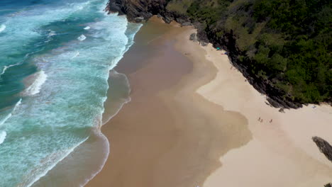 Hochkippen-Einer-Filmischen-Drohnenaufnahme-Des-Ozeans-Und-Der-Insel-Am-Broken-Head-Beach-In-Australien