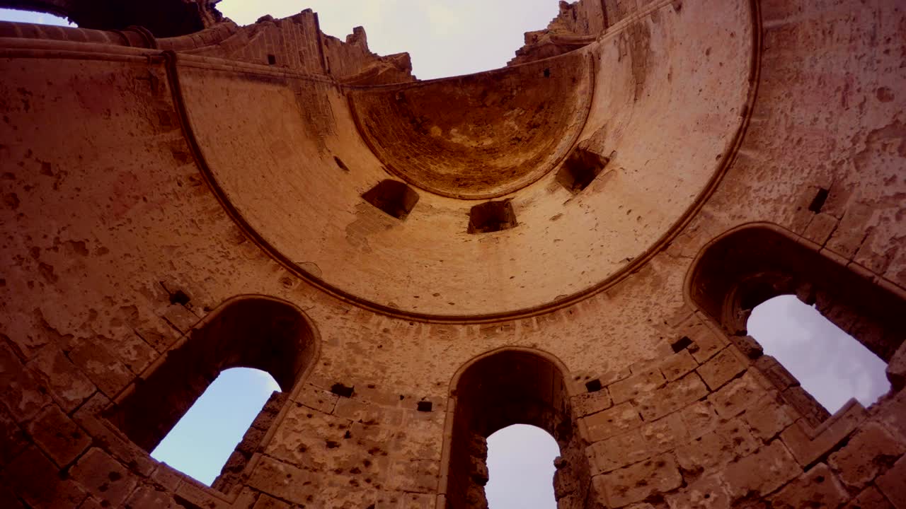 cúpula de la iglesia ortodoxa griega de san jorge arruinada y abandonada, vista de abajo