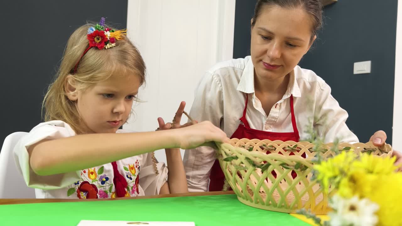 madre e hija haciendo una canasta de flores