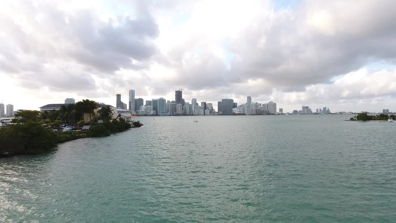 ciudad y marina al atardecer