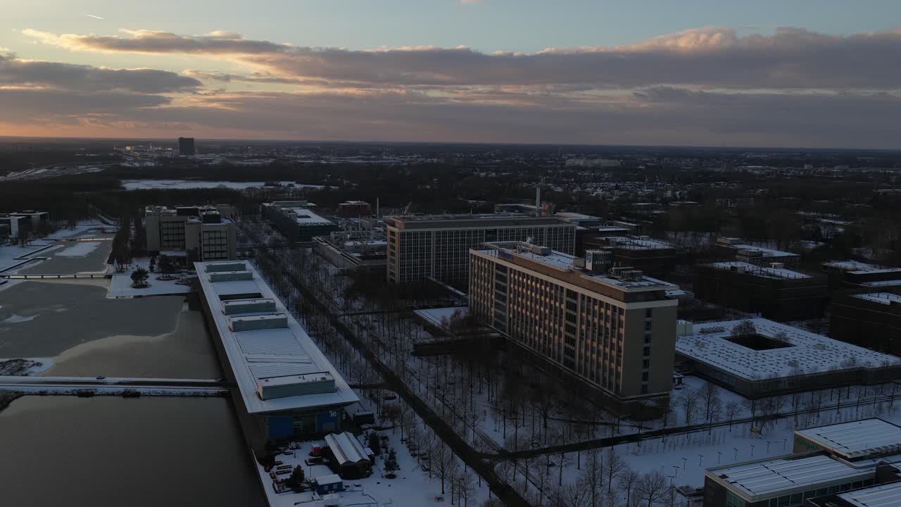Dronevideo i fugleperspektiv af High Tech Campus Eindhoven i et vinterlandskab, Europas førende innovationsdistrikter med forskningsinstitutter, tech-virksomheder, startups og moderne R og D faciliteter