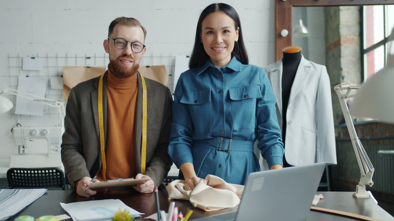 diseñadores de moda en el trabajo