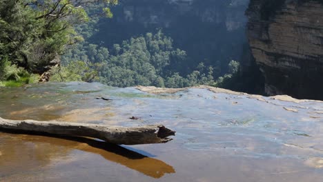 View-on-top-of-wentworth-falls-in-the-blue-mountains,-Australia-during-a-sunny-day