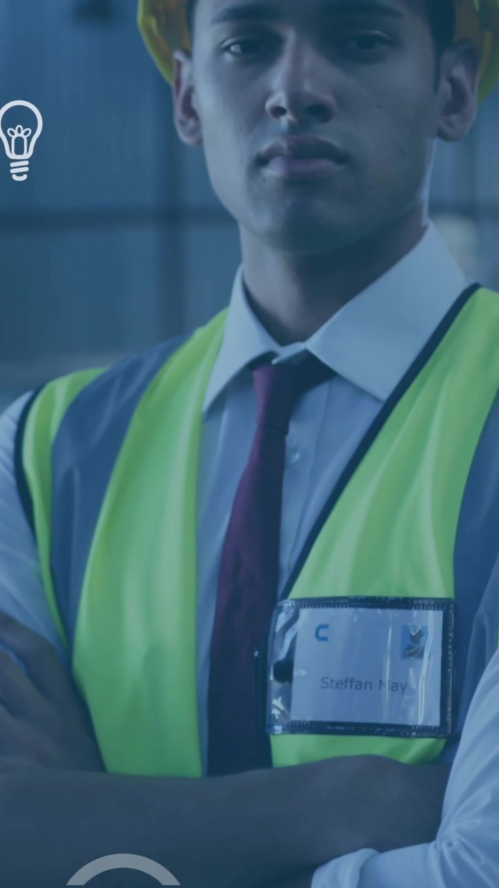 Animazione di icone a forma di lampadina che fluttuano sul ritratto di un lavoratore maschio con le braccia incrociate in un magazzino