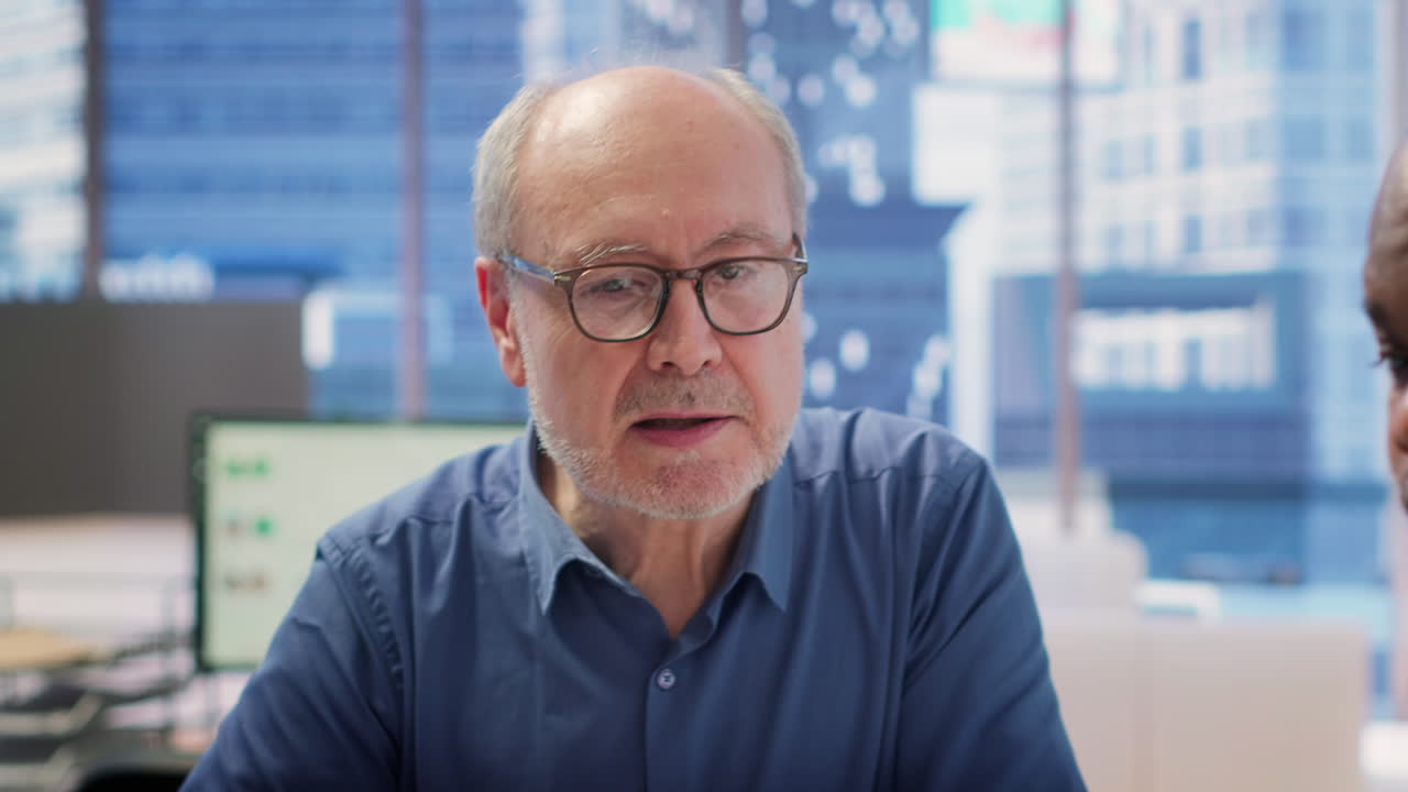 personas de edad avanzada en consulta con un experto financiero para discutir los planes de jubilación