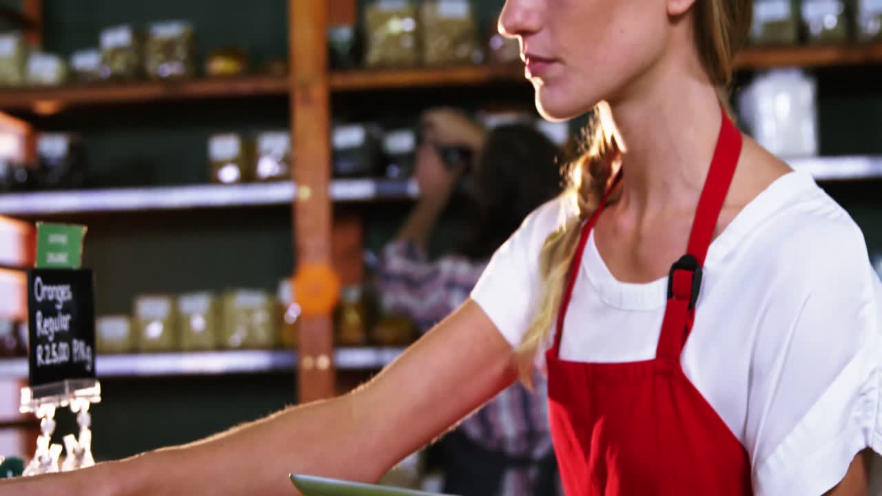 personal femenino que mantiene una tableta digital de registro