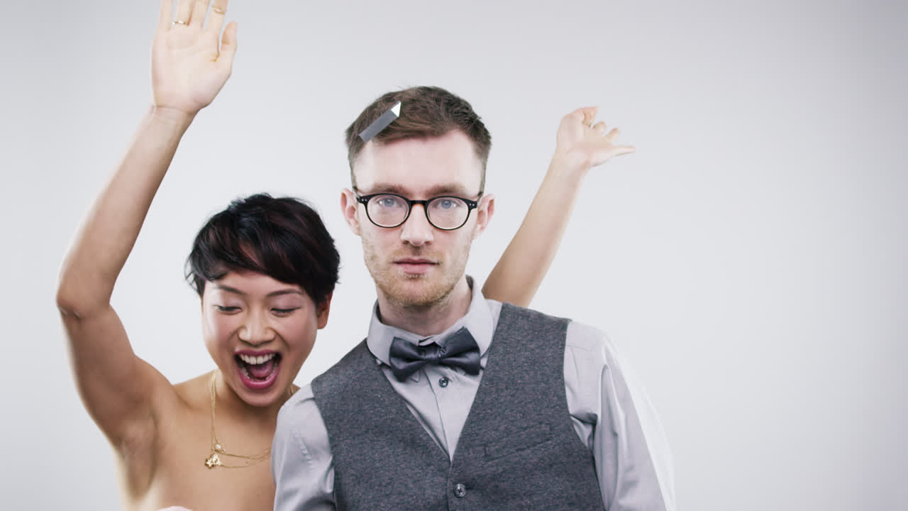 재미있는 괴짜 남자 섹시한 여자 춤추는 느린 동작 결혼식 사진 부스 시리즈