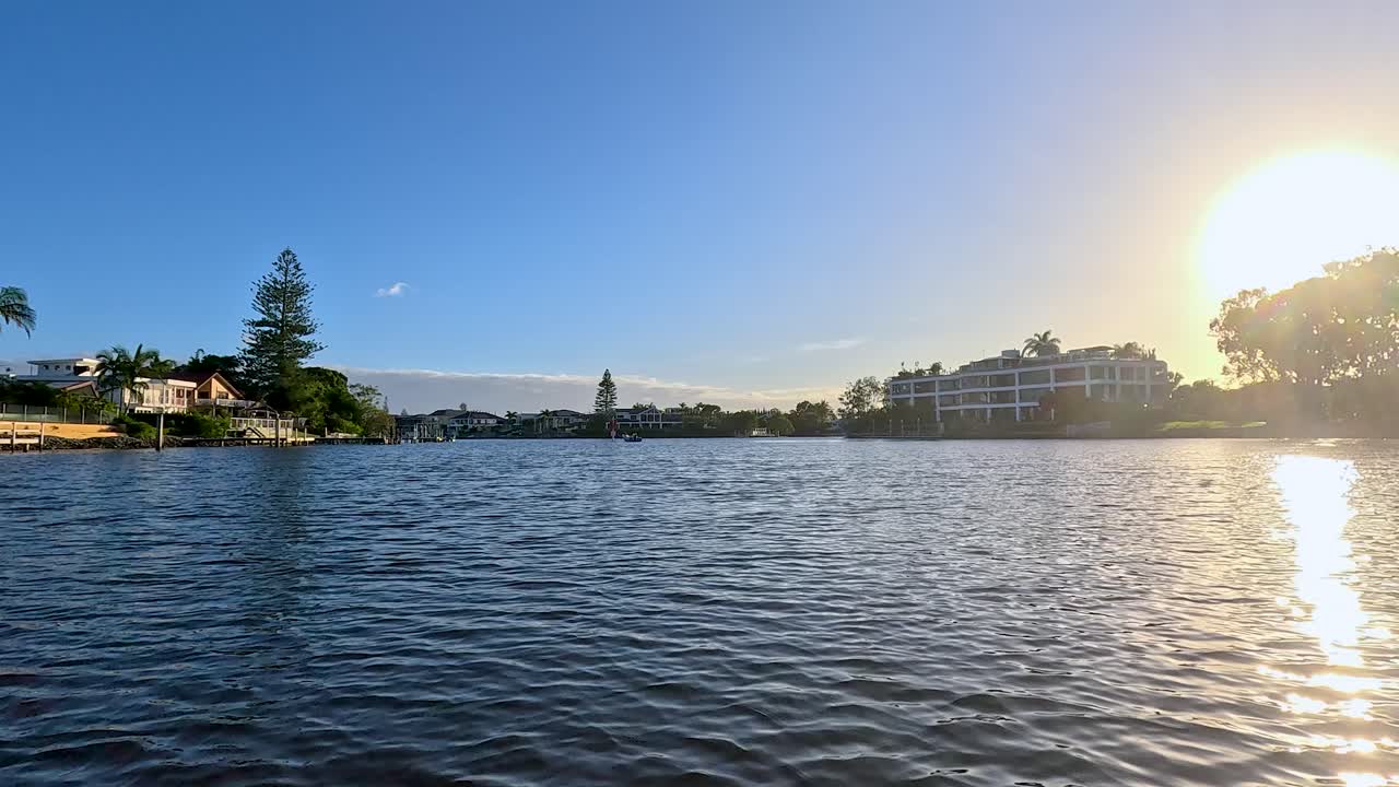 골드 코스트에서 해가 지는 시점의 경치 좋은 강 항해