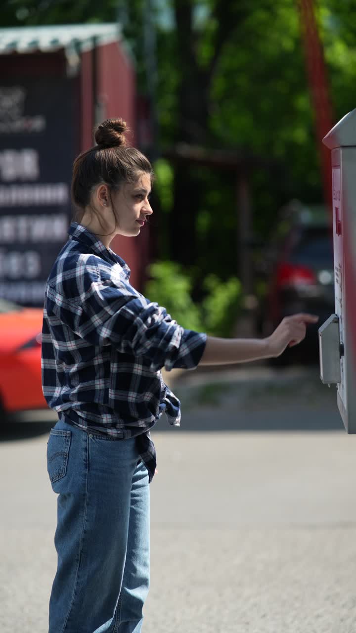 Mujer joven usando un parquímetro