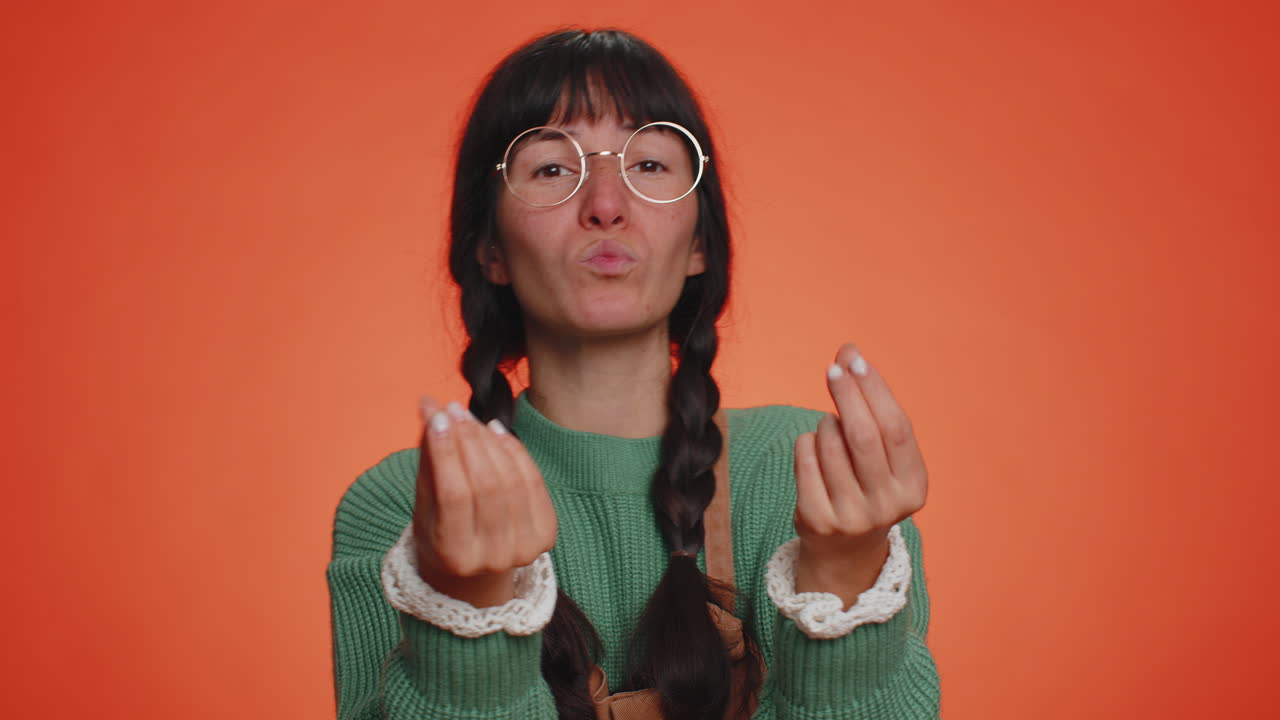 손짓으로 돈을 낭비하거나 던지는 모습을 보여주는 부자 여성은 큰 이익을 꿈꾸는 더 많은 팁을 보여줍니다