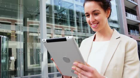 mujer de negocios usando una tableta digital en el edificio de oficinas