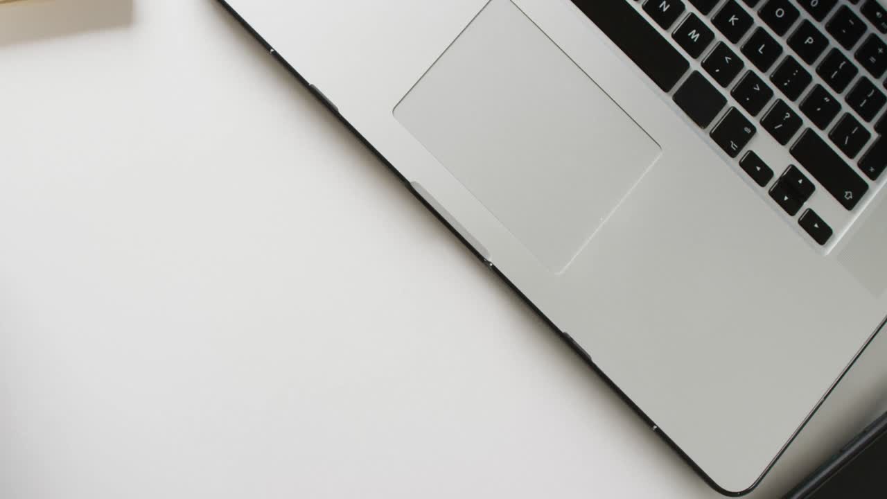 video de portátil con café, portátil y teléfono inteligente, en fondo blanco con espacio para copiar