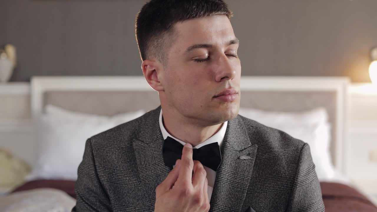 신랑이 타이를 조정하고, 신부에게 갈 준비를 하고,  셔츠를 입은 사업가, 결혼식 날