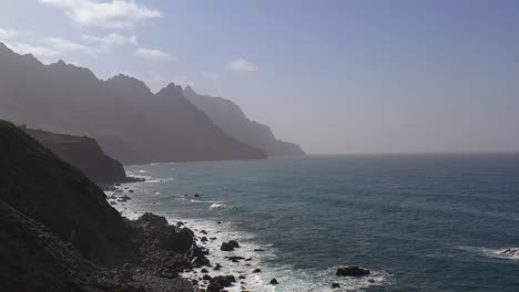 Bergiger-Strand-Von-Benijo,-Teneriffa,-Spanien,-Mit-Felsen-Und-Klippen,-Atlantik