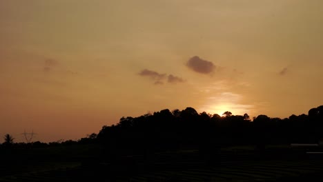 Hermoso-Amanecer-Sobre-Las-Montañas-De-La-Jungla-Salvaje-Con-Ondas