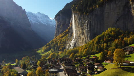 reveladora toma de drones de lauterbrunnen, suiza y la cascada de staubbach