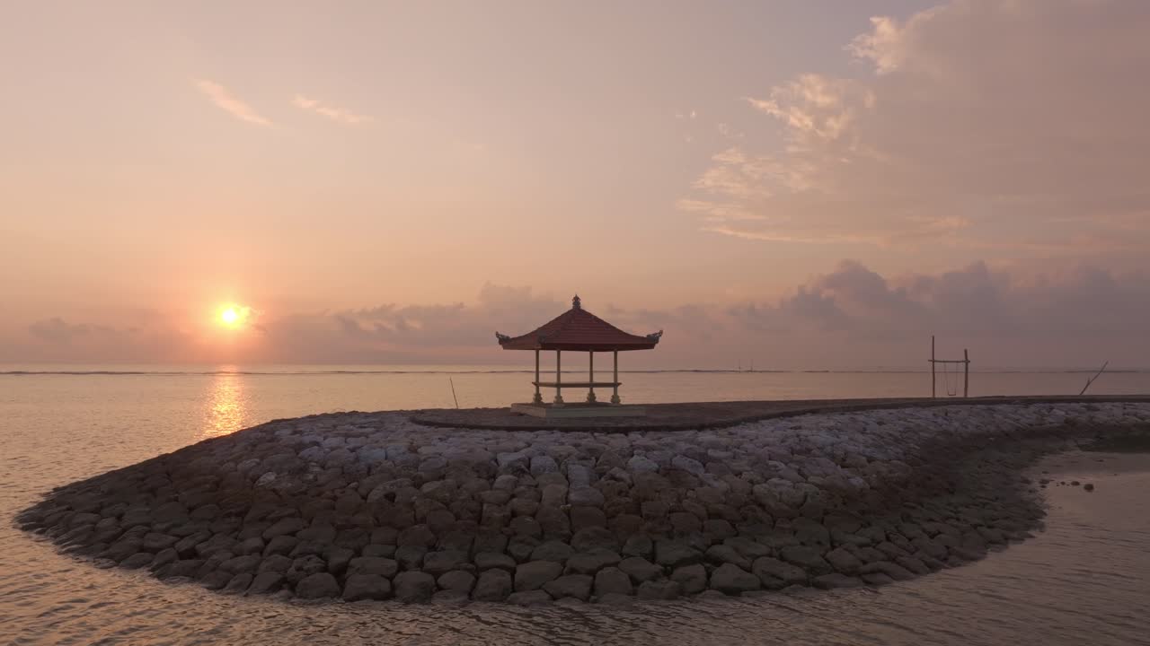 인도네시아 카랑 해변 해안선 일출 드론 촬영