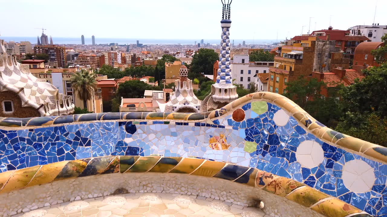 Barcelona, Spanien – 26. August 2022: Blick auf architektonische Elemente im Park Güell auf dem Turó del Carmel