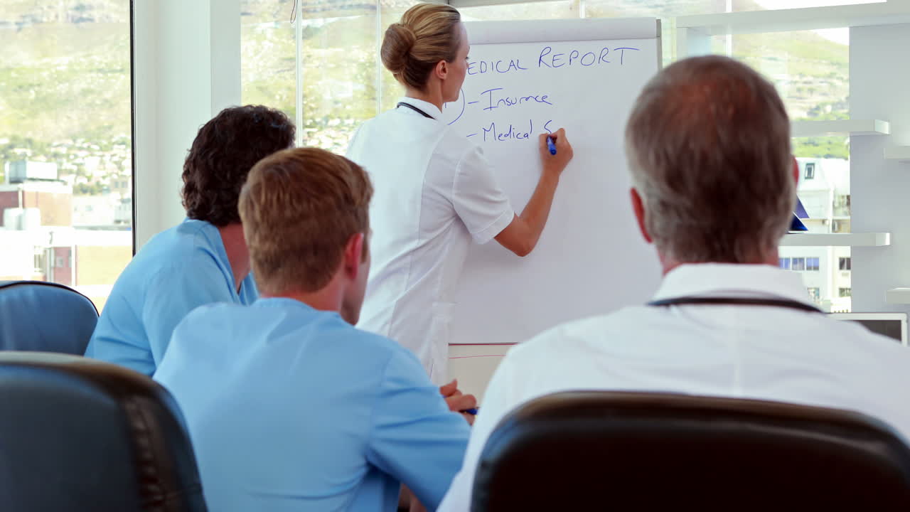 equipo médico con informe médico