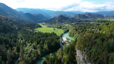 Hermoso-Paisaje-En-El-Valle-De-Soca,-Eslovenia---Vuelo-Aéreo-De-Drones-En-Verano